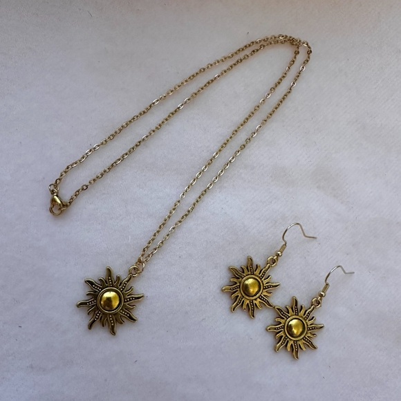 Sun Pendant Necklace and Earrings Set Gold Tone Stainless Steel Chain New - Picture 9 of 12